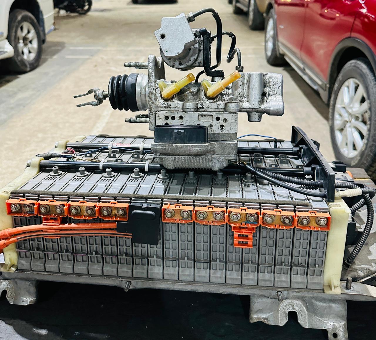 Hybrid battery management module mounted on a battery pack